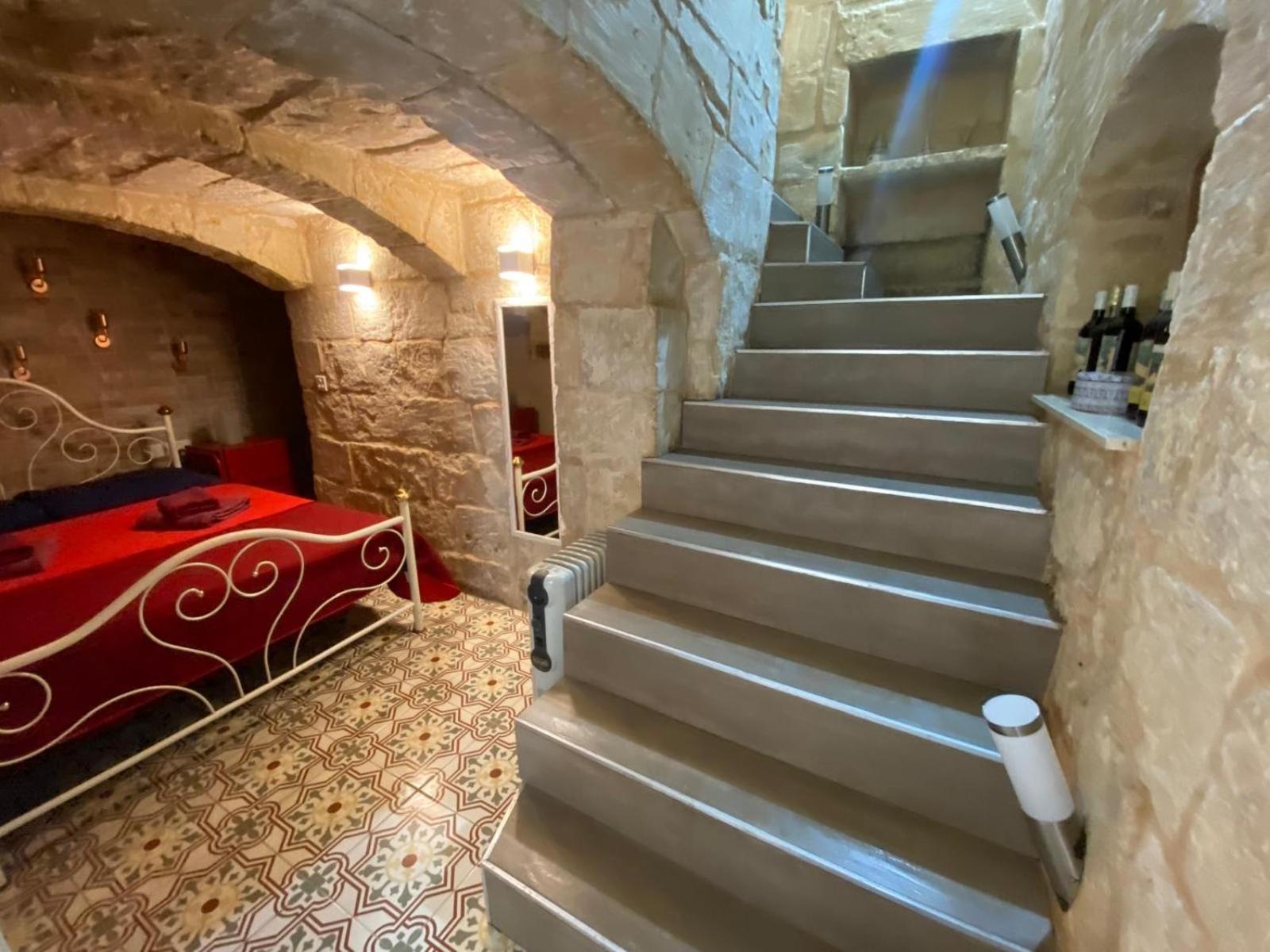 Apartamento Malta'S Naughtiest Cabaret Floriana Exterior foto